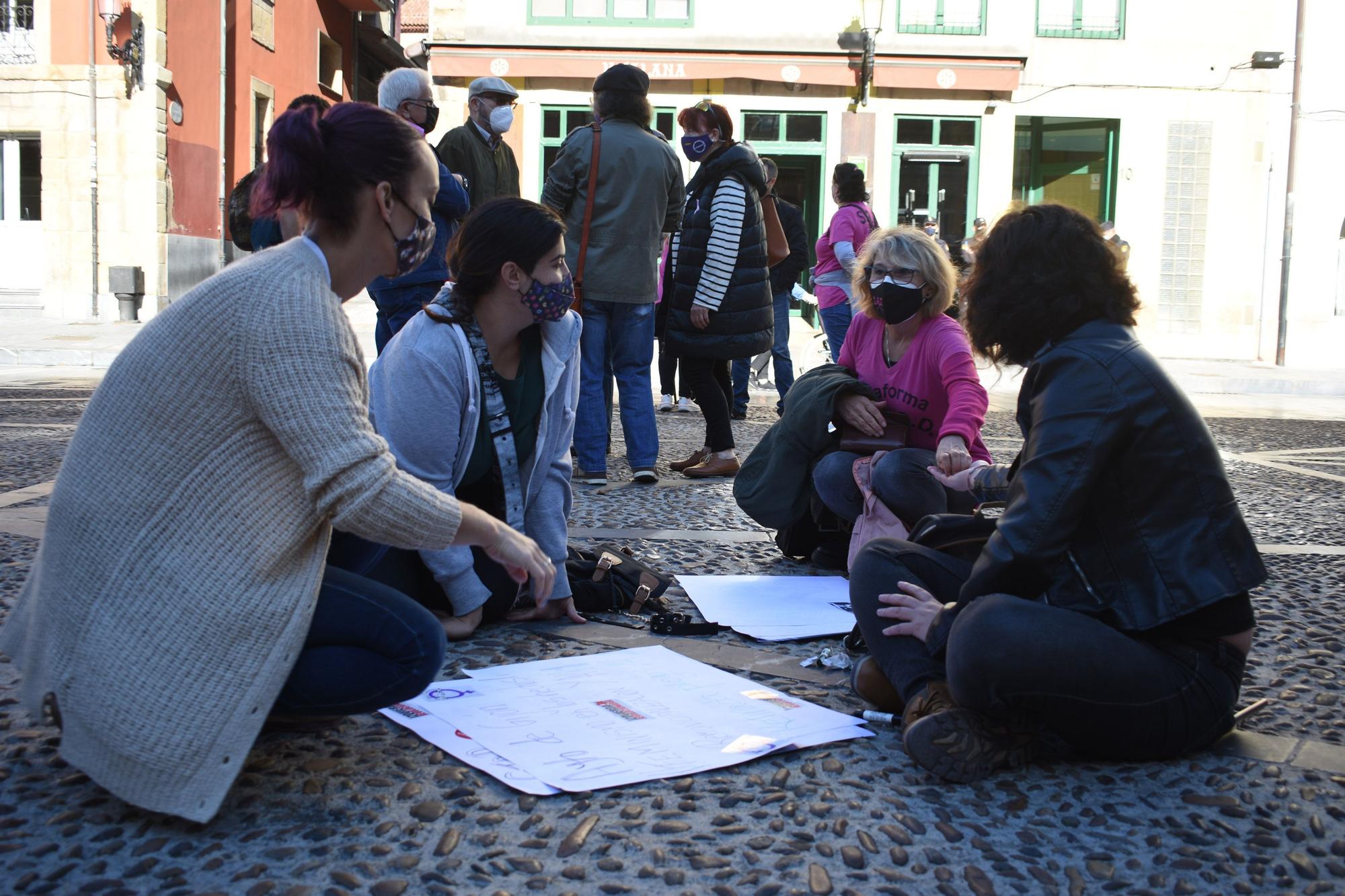 Manifestación de trabajadoras de ayuda a domicilio en Gijón