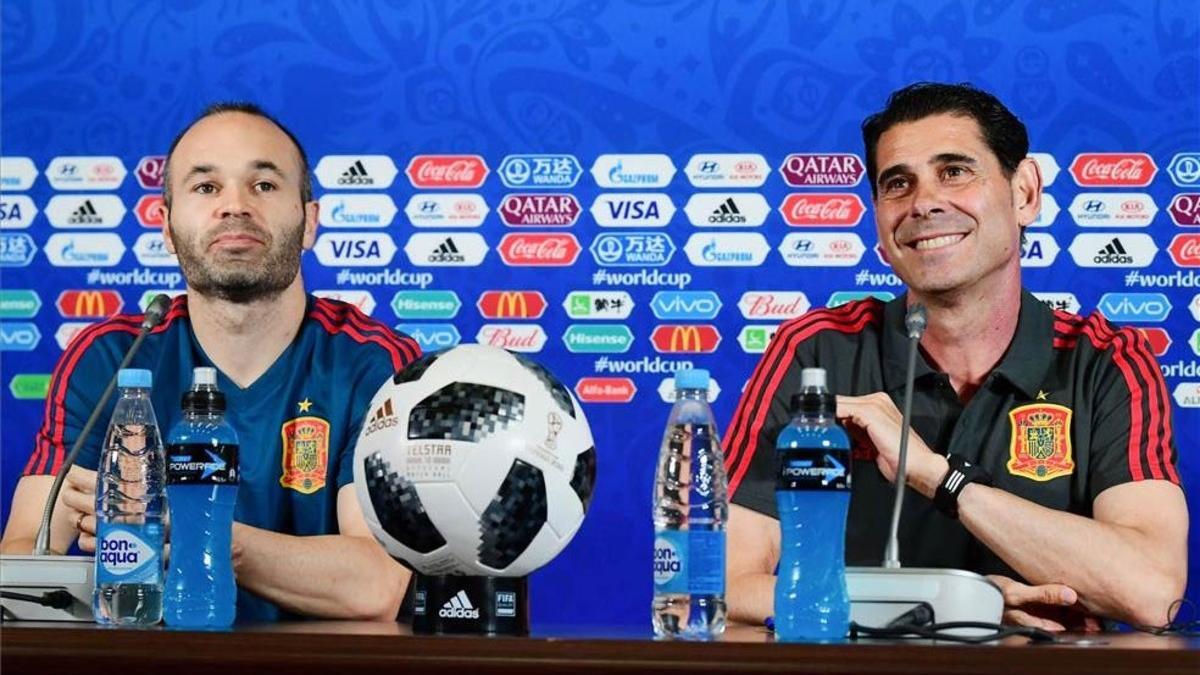 Fernando Hierro y Andrés Iniesta, este martes en la rueda de prensa