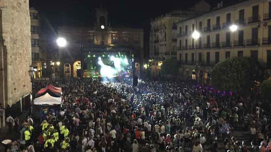 La Plaza Mayor vista desde el Ayuntamiento viejo durante el concierto de La Raíz.