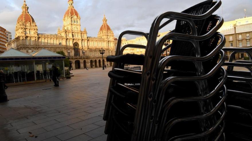 Terrazas desmontadas en A Coruña por las restricciones y el cierre de la hostelería.