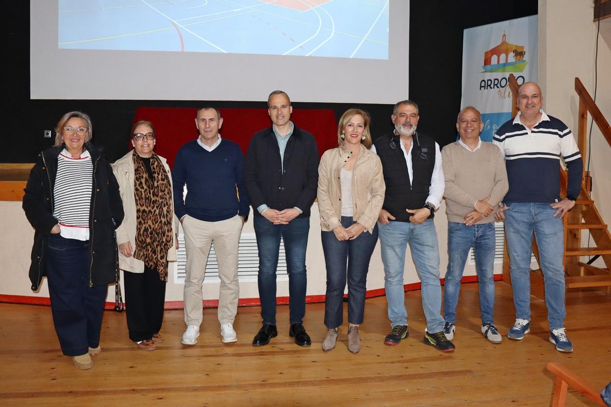 Autoridades locales y representantes del club de voleibol.