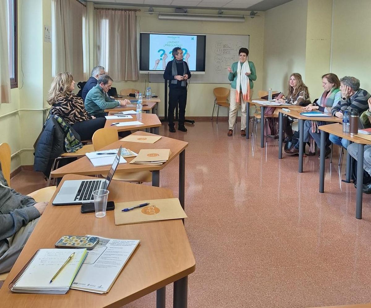 La directora general de Inclusión Educativa y Ordenación, María Dolores Bueno, y el creador del programa Tutoría entre Iguales (TEI), Andrés Bellido, durante la formación al equipo impulsor.