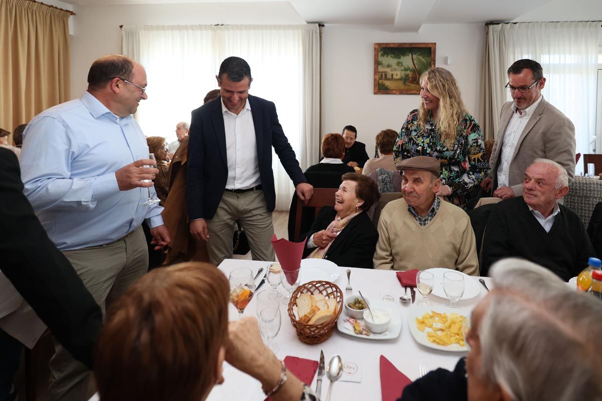 Todas las imágenes de la comida de mayores de Corona