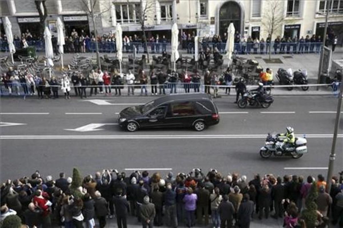 Arribada del cotxe fúnebre al Congrés dels Diputats.