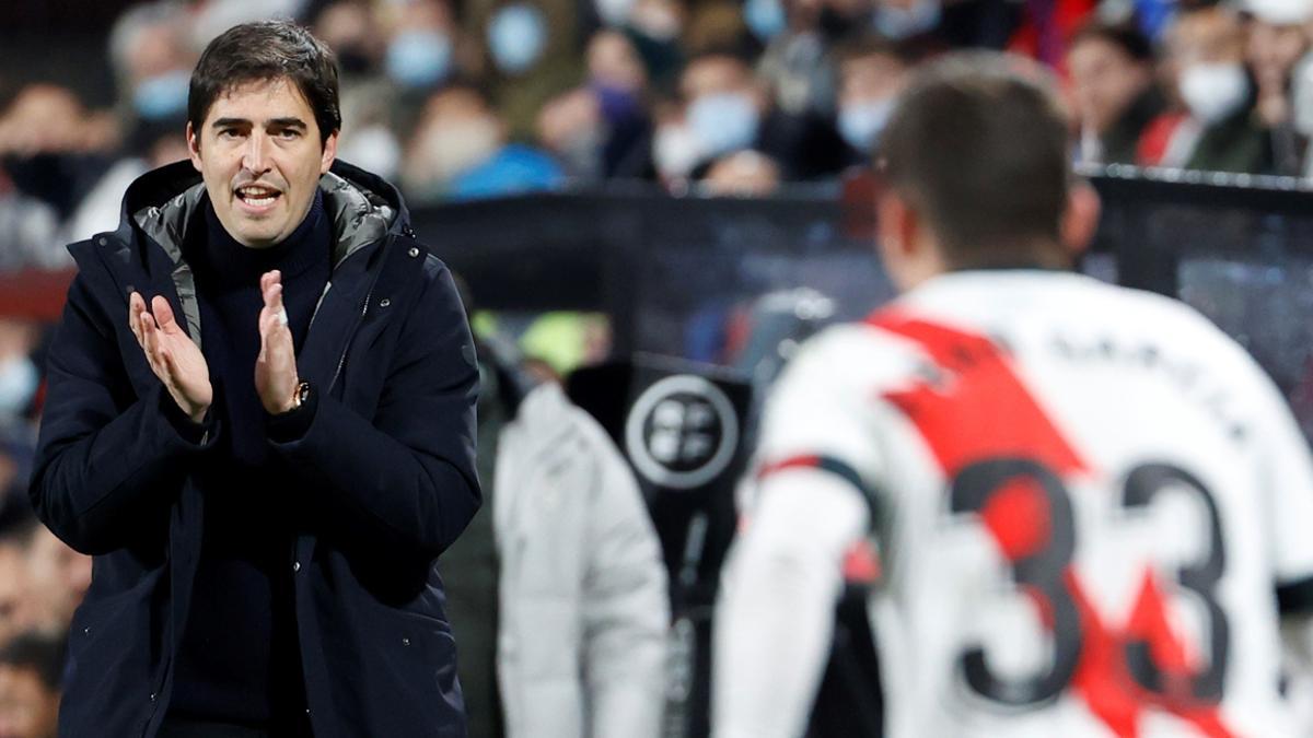 Andoni Iraola, aplaudiendo durante un partido del Rayo