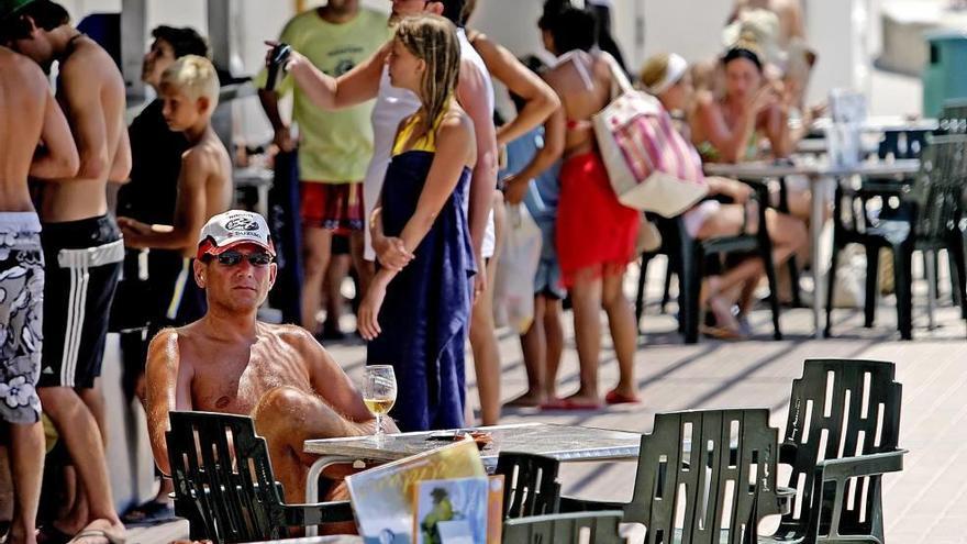 Terraza de s&#039;Arenal. La patronal de restauración señala que los mayores problemas se detectan en las zonas turísticas.