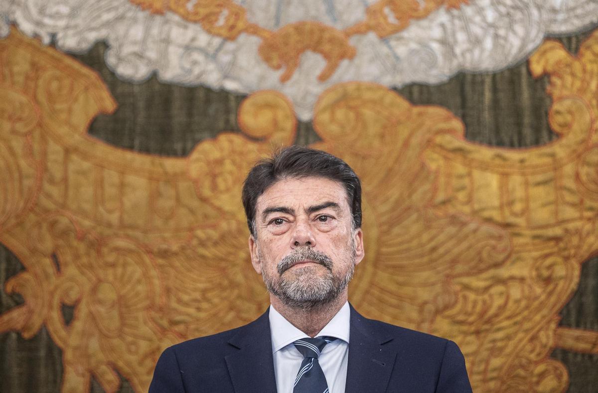 El alcalde Alicante, Luis Barcala, en un pleno del Ayuntamiento de Alicante celebrado recientemente