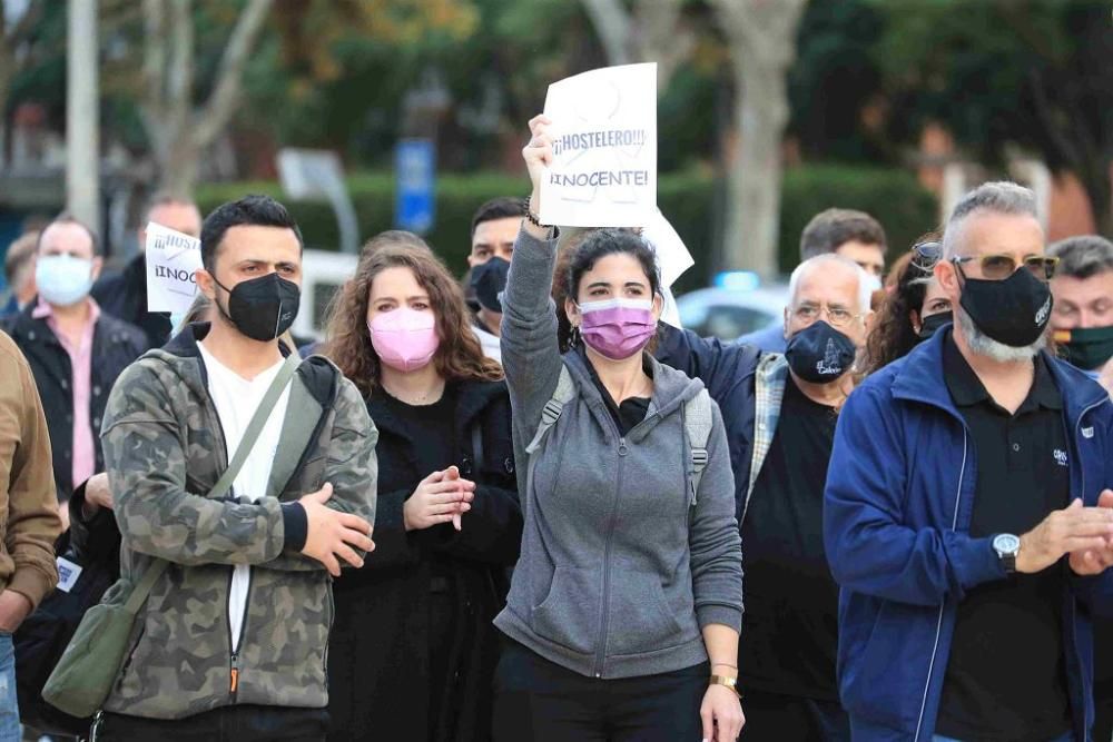 Hosteleros protestan en Cartagena por el cierre de los bares