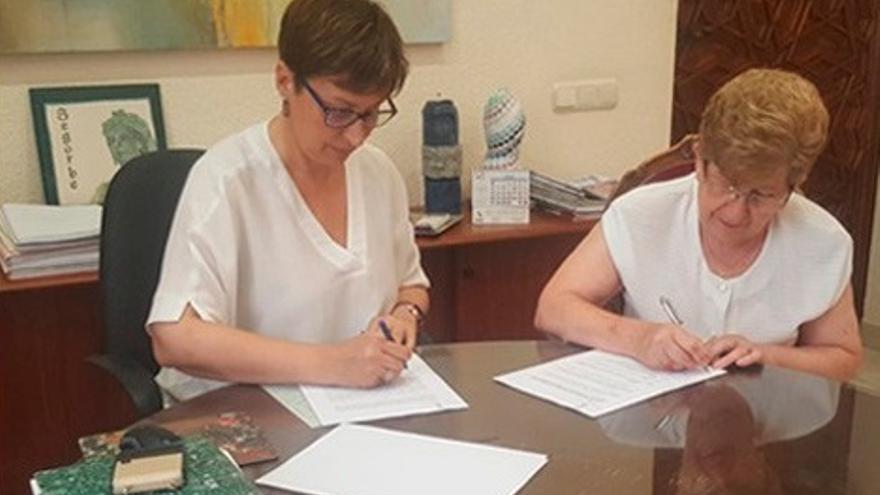 La alcaldesa firma el convenio con la Asociación Ntra. Sra. Virgen de la Esperanza.