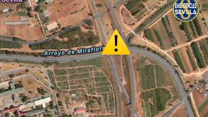 Cortado el tráfico en la SE-020 por el desbordamiento de un arroyo