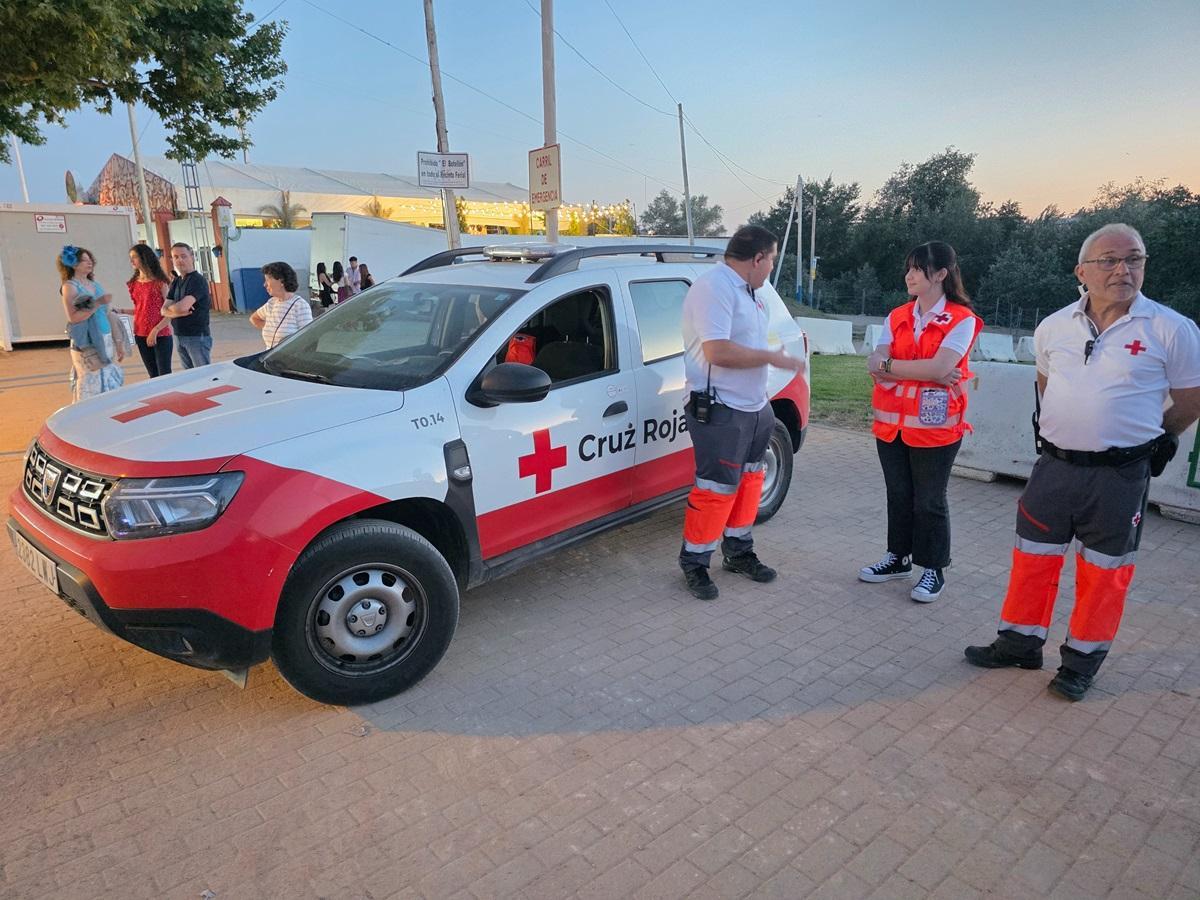 Voluntarios de Cruz Roja en el recinto ferial de El Arenal durante la celebración de la Feria de Córdoba.