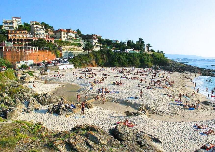 Vista de la playa de Muíños de Fortiñón repleta de gente.