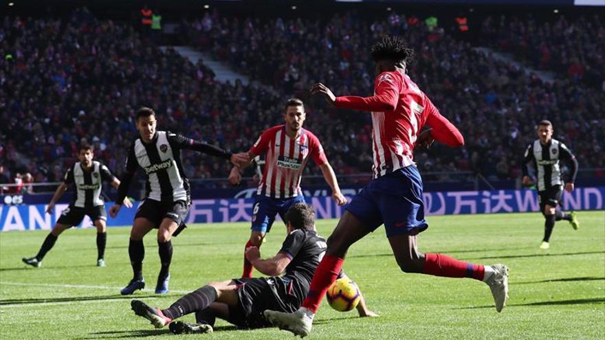 El Atlético más ambicioso necesita el VAR para ganar