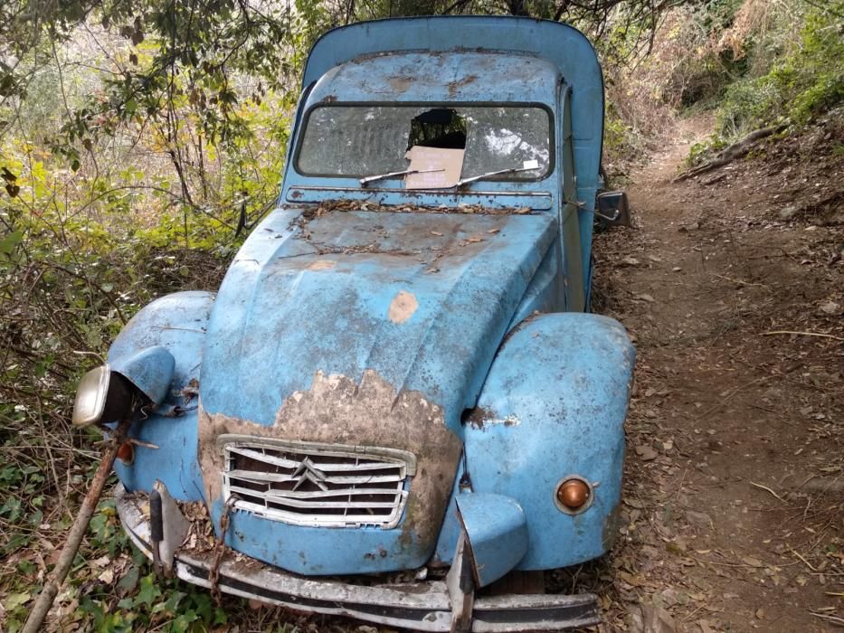 El Citroën del Manhattan amb el vidre trencat