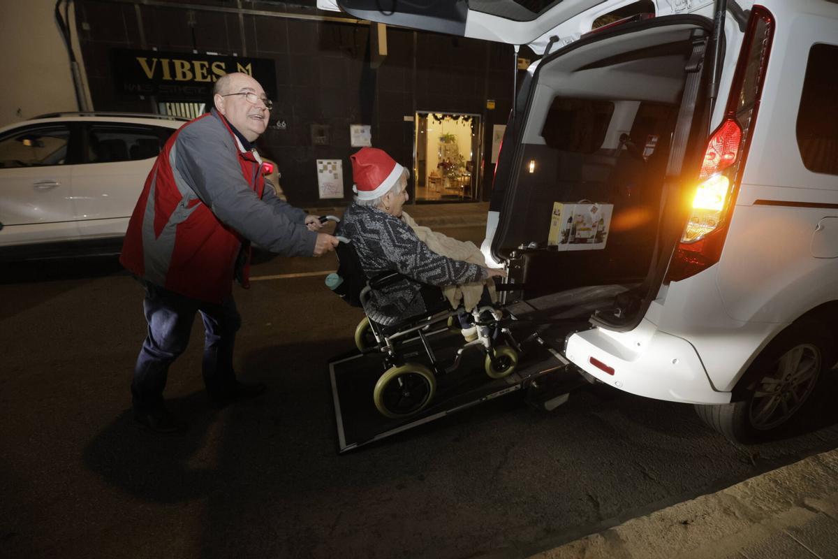 Los taxistas pasean a los mayores por Palma