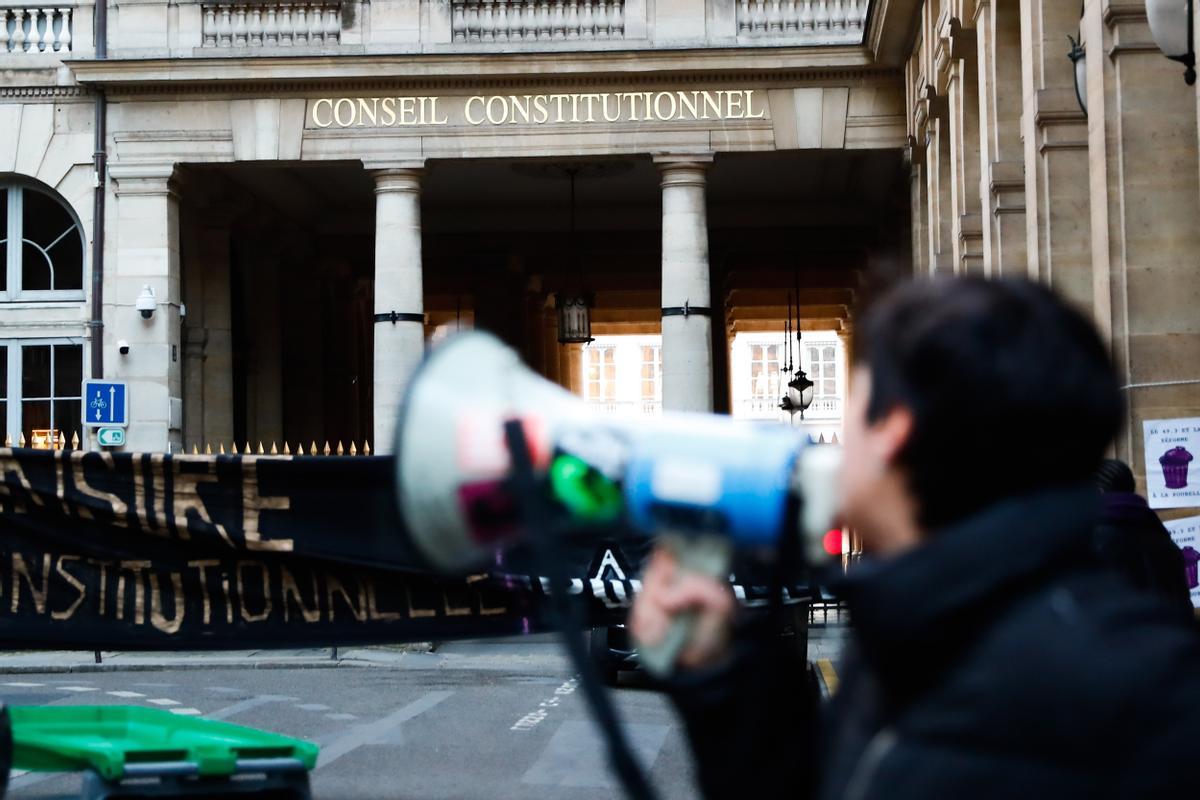 Protesta contra la reforma de las pensiones frente al Consejo Constitucional en París