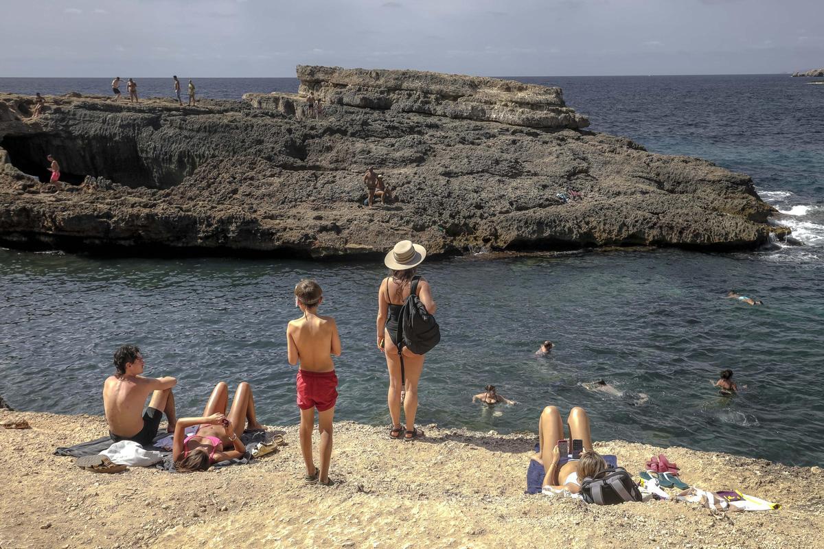 Fotos | El Caló des Moro, saturado de turistas