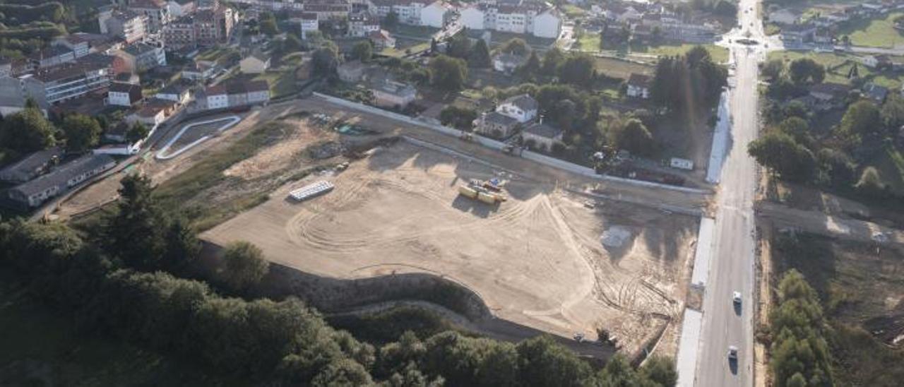 Estado de las obras, con aceras ya construidas a lo largo de la Rolda Leste, en una imagen tomada ayer por la tarde.