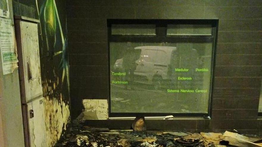 Los bomberos extinguen el incendio de cartones y basura en la avenida de Oza en A Coruña