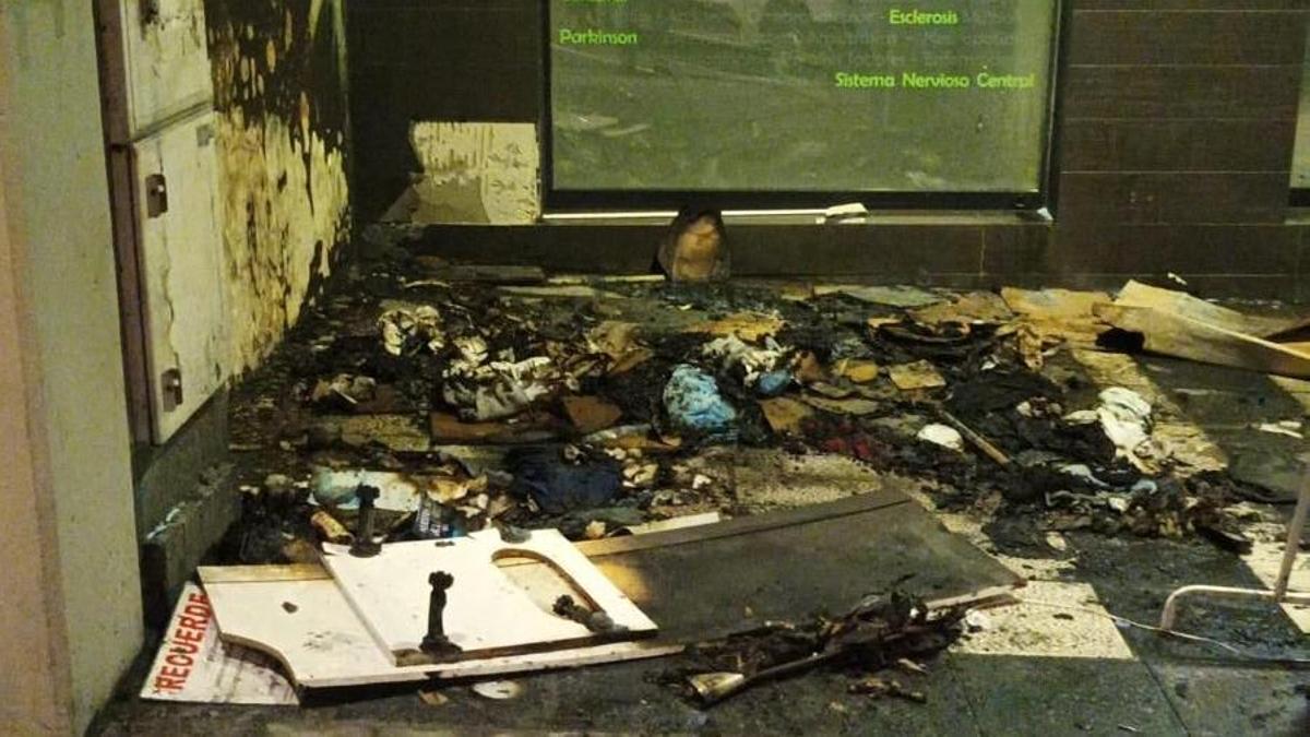 Restos del incendio en la avenida de Oza, en A Coruña