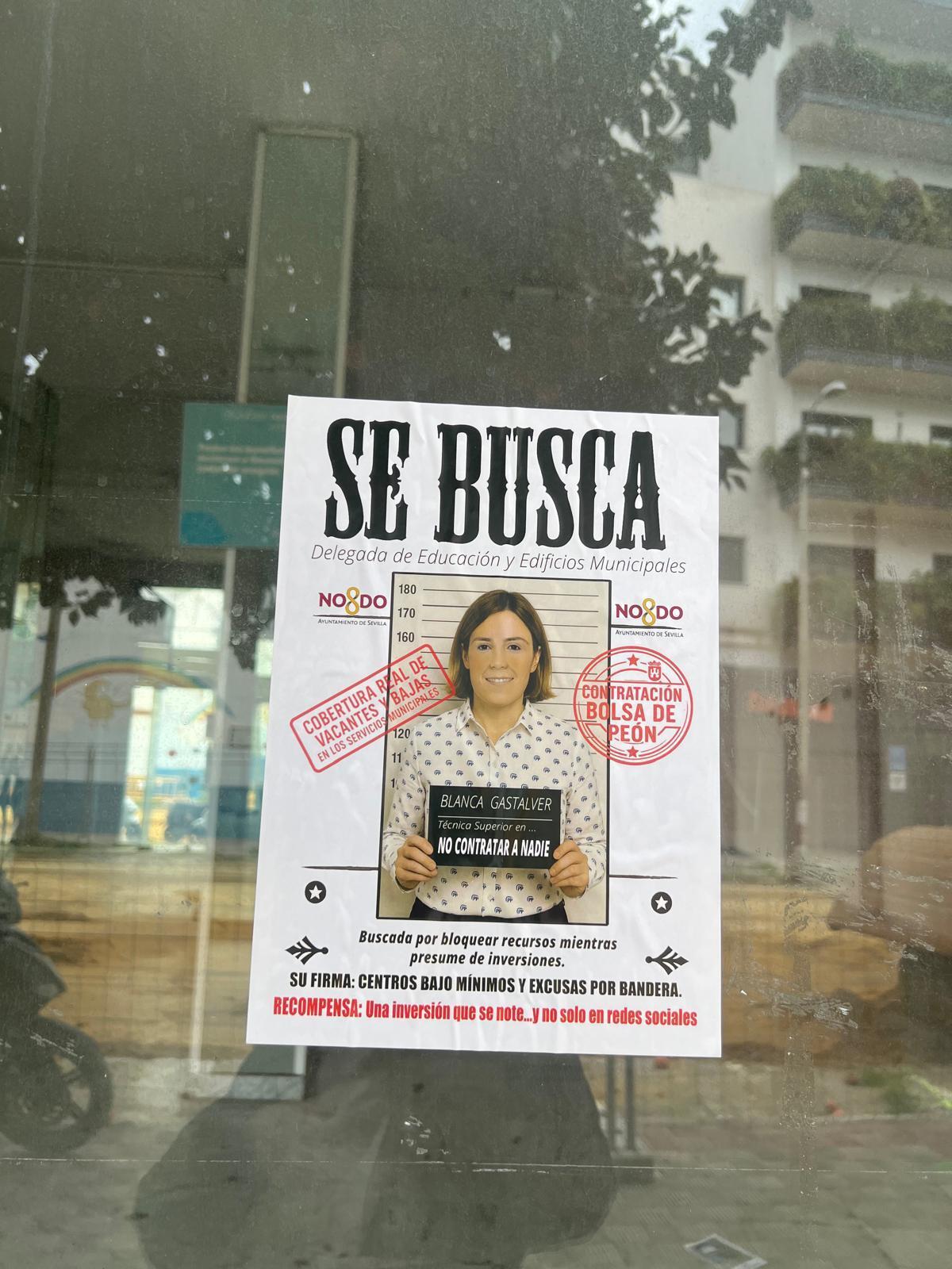 Un cartel con la imagen de la delegada de Educación, Blanca Gastalver, en mitas del conflicto por la privatización de la limpieza de los colegios públicos