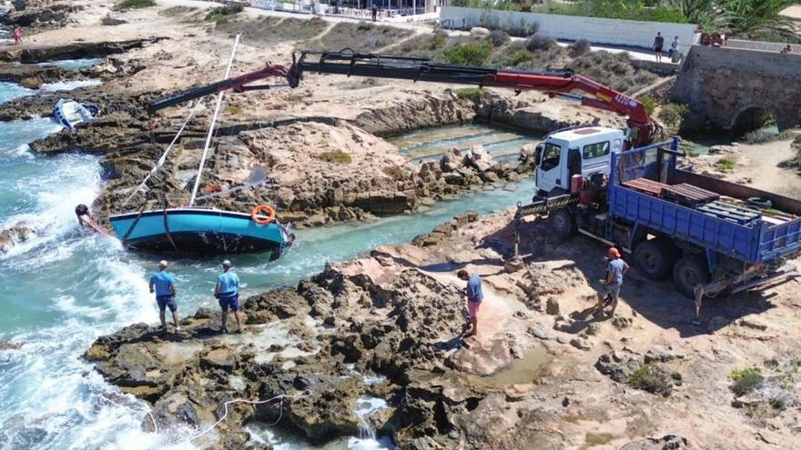 Rescate de un velero varado en Formentera a causa del temporal ‘Betty’ de finales de agosto. | GERARDO FERRERO