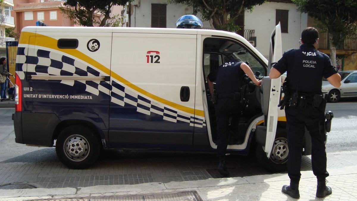 Agentes de la UII de la Policía Local de Palma durante una intervención.