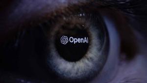 Logotip d’OpenAI projectat invers sobre un ull humà.