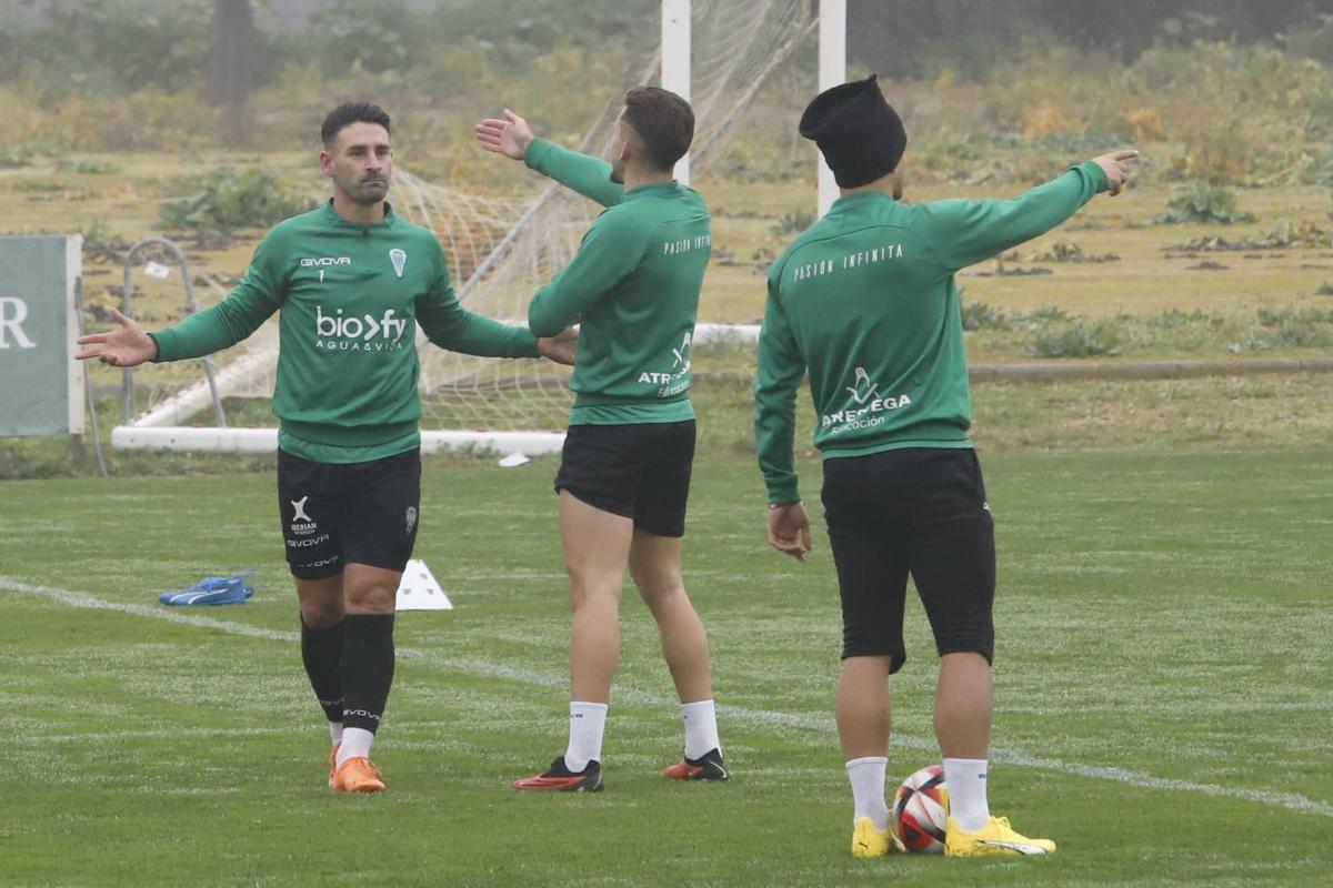 Un momento de la sesión de entrenamiento del Córdoba CF en la Ciudad Deportiva, este martes.