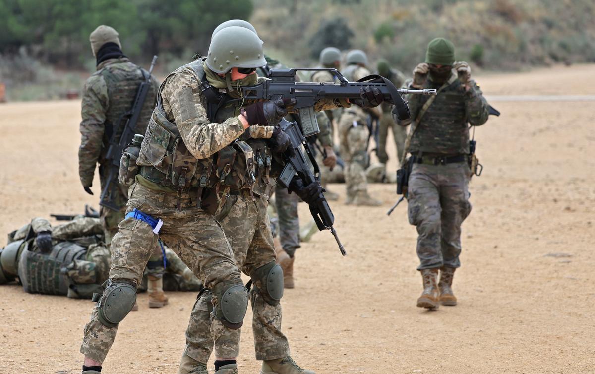 Militares españoles están entrenando a un grupo de 400 soldados ucranianos, como parte de la asistencia militar de la UE a Ucrania en medio de la crisis del país con Rusia