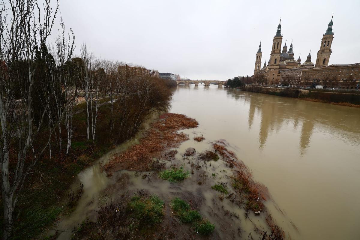 En imágenes I Así pasa el Ebro por Zaragoza tras las lluvias de los últimos días