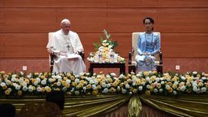 monmartinez41108772 pope francis  l  sits with myanmar s civilian leader aung sa171128115956