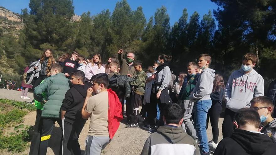 Gonzalo Mateo da explicaciones a los jóvenes alumnos.