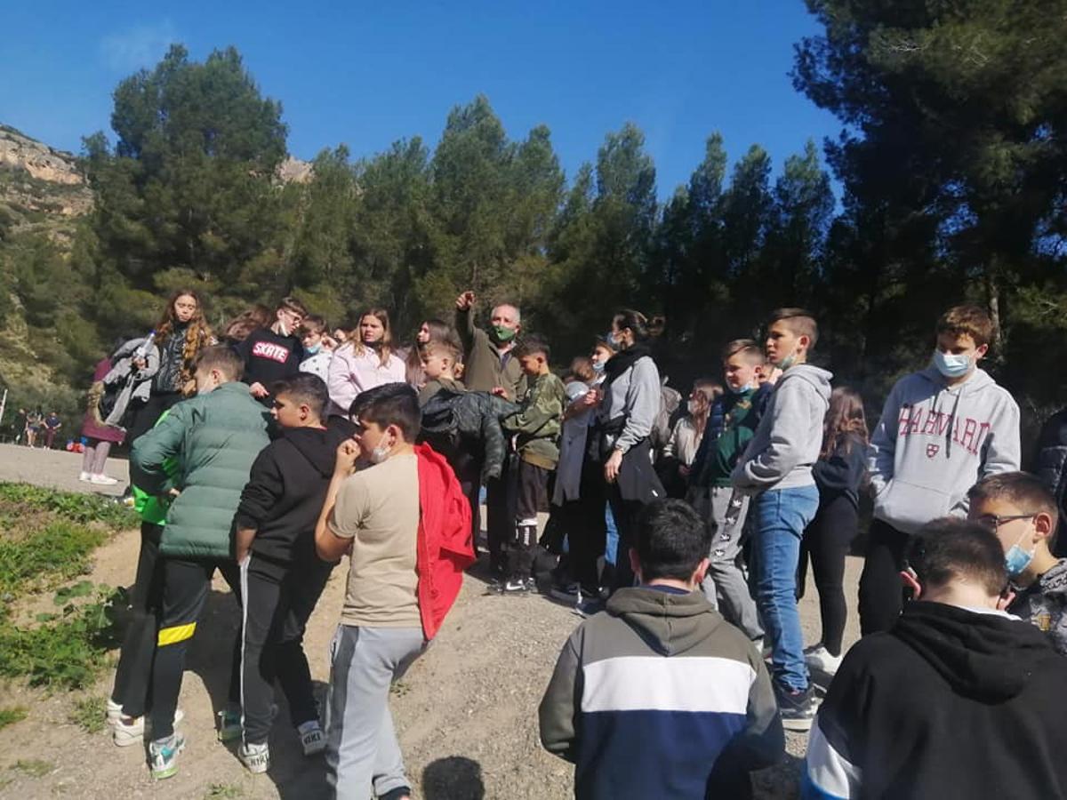 Gonzalo Mateo da explicaciones a los jóvenes alumnos.