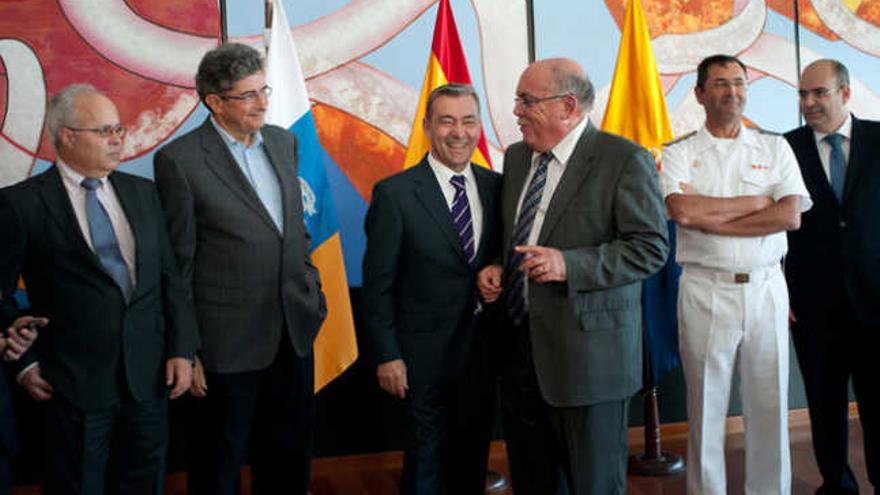 Juan Pérez, en el centro, junto a Rivero, conversa con el director de la Autoridad Portuaria, José Miguel Pintado. | sabrina ceballos