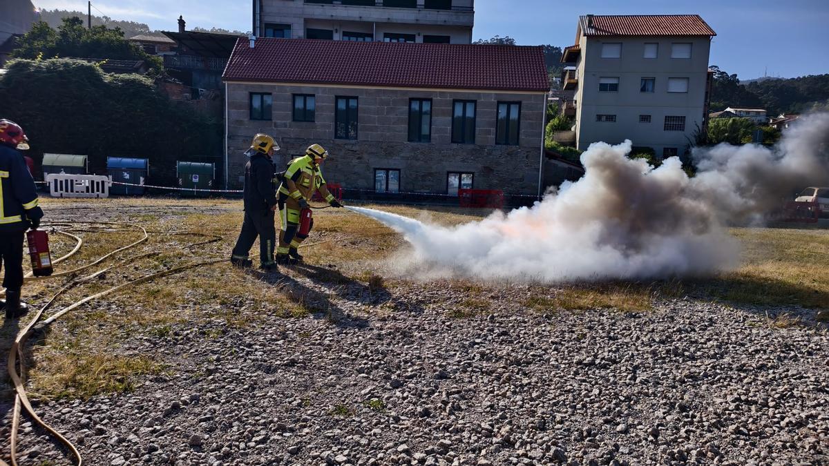 Voluntarios de Protección Civil de toda Galicia se forman contra el fuego en Domaio Voluntarios de Protección Civil de toda Galicia se forman contra el fuego en Domaio