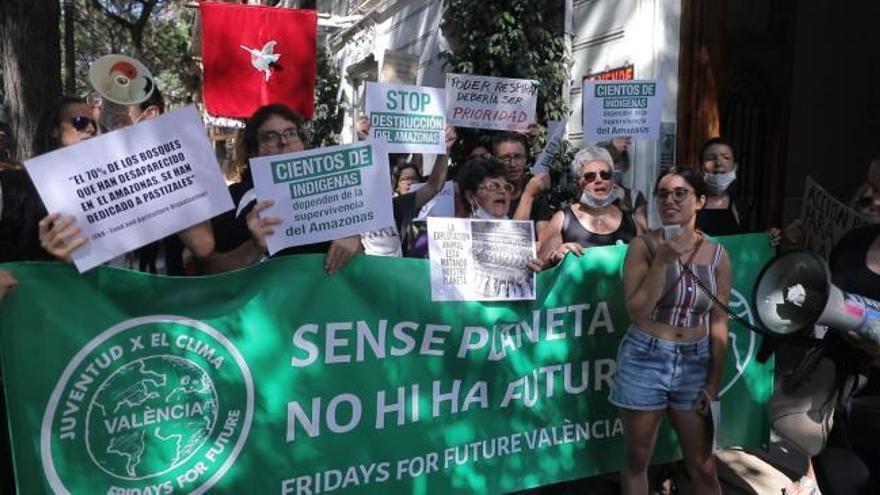 Protestas en el consulado de Brasil de València por el fuego de la Amazonia