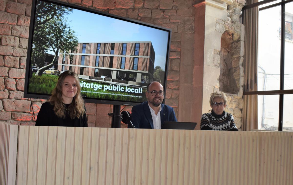 Presentació del projecte de construcció de pisos. D'esquerra a dreta: Anna Ferrer, regidora de Joventut; David Font, alcalde de Gironella; Teresa Terricabres; regidora d'Atenció a les Persones