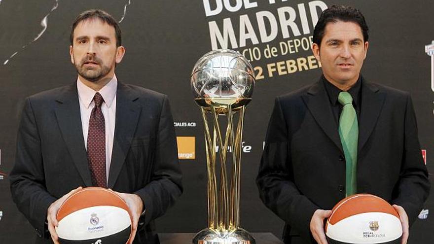 Joan Plaza y Xavi Pascual, técnicos del Madrid y del Barça, ayer durante el sorteo. / chema moya