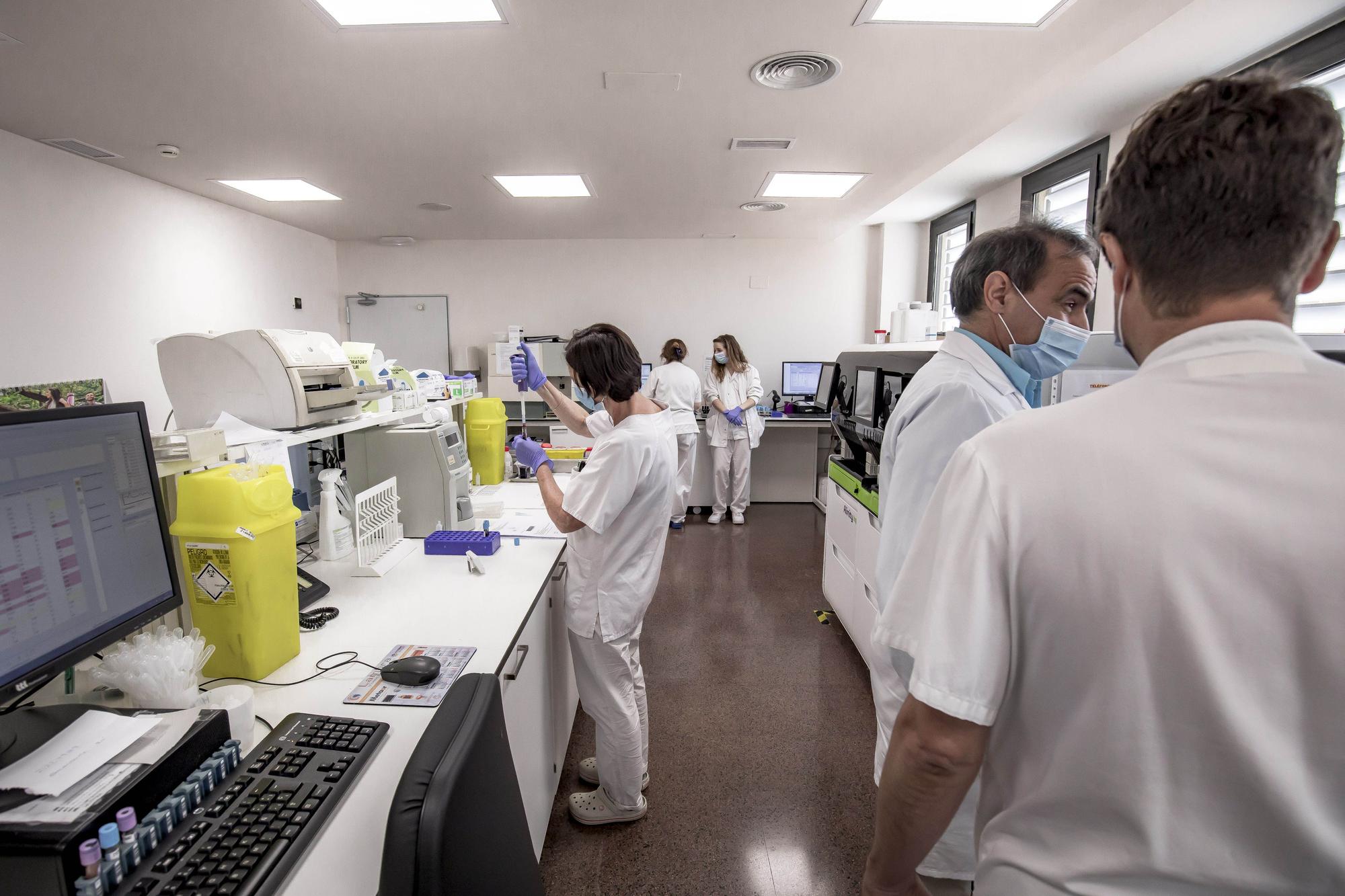 Armengol visita el nuevo laboratorio de microbiología del hospital de Son Llàtzer