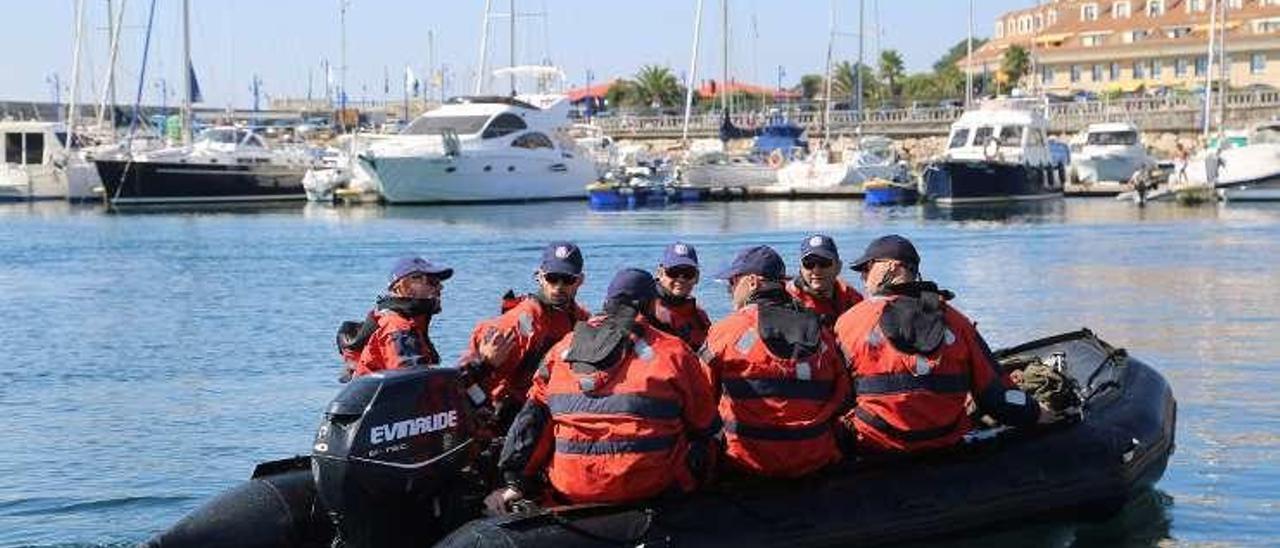 Los militares regresan al puerto de Pedras Negras. // Muñiz