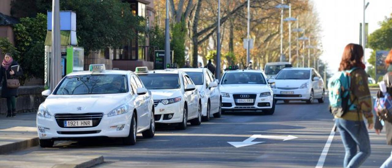 Taxis en la parada de Praza de España. |   // GUSTAVO SANTOS