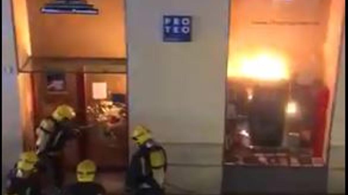 Bomberos intervienen en el incendio de la Librería Proteo