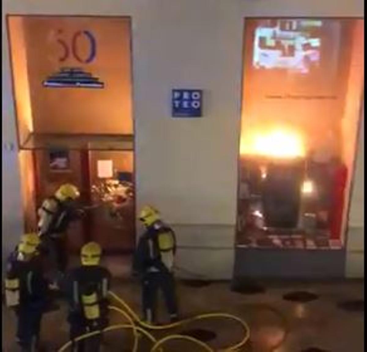 Bomberos intervienen en el incendio de la Librería Proteo
