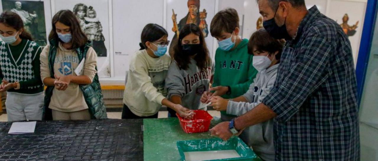 Taller de química con verduras de la Semana da Ciencia del Asorey. |  // IÑAKI ABELLA