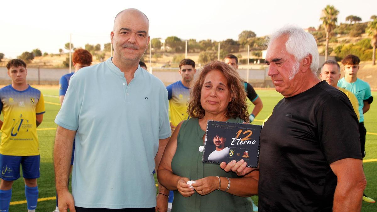 Urbano Martínez junto a los padres de Antoñete