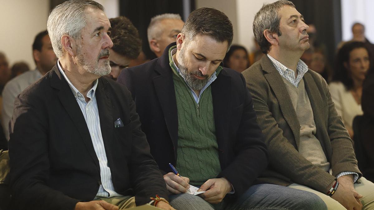 El líder de Vox, Santiago Abascal, con su candidato en las elecciones del 18-F, Álvaro Díaz-Mella, en Galicia.