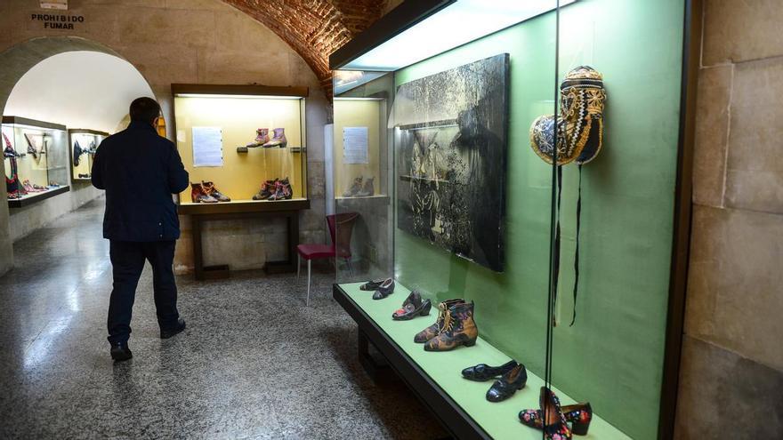 Alumnos del Bachillerato de Artes de Plasencia, en el museo etnográfico de Diputación