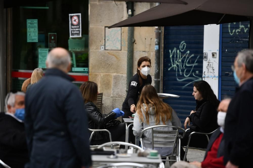 Terrazas, compras, gestiones, paseos... así vive Pontevedra la Fase 1 de la desescalada