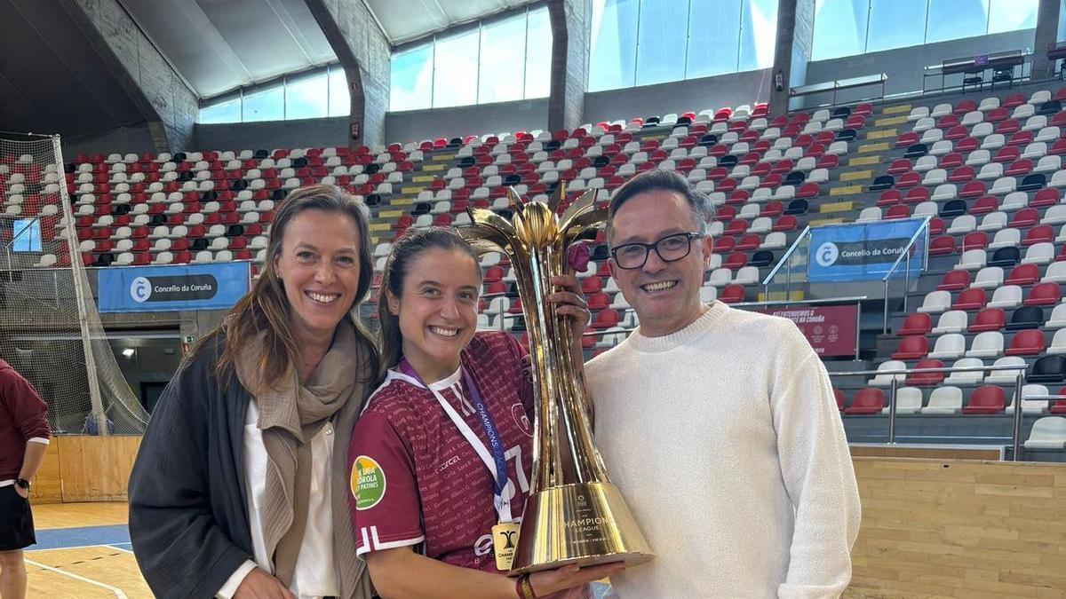 María Sanjurjo, con sus padres, tras proclamarse campeona de Europa con el Fraga.